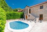 Location vacances Podbablje - Lovely Home In Zmijavci With Private Swimming Pool, Can Be Inside Or Outside-1