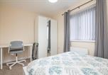Location vacances  Gare de Walsall - Cosy Two Bedroom House with Driveway Parking and Garden-3