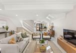 Location vacances Newcastle - Beautiful Terrace Home with Courtyard-1