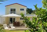 Location vacances Southern Suburbs - Charming fully fitted double storey Cottage near Constantia Village-1