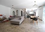 Location vacances Robion - A pretty family house located in a tranquil area with a pretty view of the Luberon range.-2