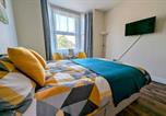 Location vacances Hounslow - Large Studio with Private Kitchen and Bathroom-4