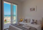 Location vacances  Province de Macerata - Beachfront with Ac & Private Parking by Hosthero-4