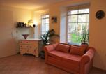 Location vacances  Gare de Greifswald - Neu Fewo im Bauernhaus mit idyllischem Innenhof und Naturgarten-1