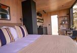 Location vacances Llanfihangel Ysgeifiog - Luxury Mirrored Cabin with Hot Tub & Sauna-1