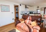 Location vacances  Gare d'Halifax - The Barn at Heath Hall Farm-4