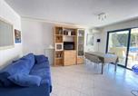 Location vacances Cavalaire-sur-Mer - Appartement climatisé avec terrasse, proche plage et commerces, parking inclus, Wifi, classé - Fr-1-100-332-4