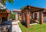 Location vacances Posedarje - Seaside house with a swimming pool Posedarje, Novigrad - 25193-1