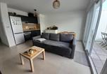 Location vacances Anglet - T2 moderne avec terrasse ensoleillée et parking au centre d'Anglet, proche des plages - Fr-1-239-1063-3