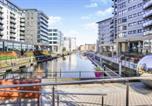 Location vacances Leeds - Deluxe City Apt, River Canal View& Free Parking!-2