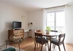 Location vacances  Hauts-de-Seine - Pretty cocoon of love close to the City of Light-2