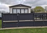 Location vacances South Cerney - Holiday Park Home with Private Hot Tub-2