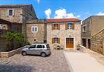Location vacances  Plaine de Stari Grad - House Tia-1