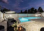 Location vacances Ličko-Senjska - Villa Star 3. centrally located ap. with a pool-1