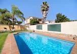 Location vacances  Cadix - Chalet con piscina en la Barrosa-1