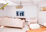 Location vacances دار السلام - Spacious Apartment in Dar es Salaam with City, Ocean, and Pool Views-4