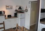 Location vacances  Cantal - Bel appartement rénové T2 avec balcon au pied des pistes - Fr-1-787-10-4