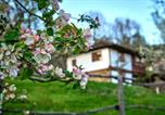 Location vacances Kazanlak - Incredible Cabin Getaway with Indoor and Outdoor Fireplaces in Selishte, Bulgaria-4