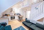 Location vacances Barry - Elegant Cardiff Bay Flat - Spacious & Comfortable-1
