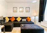 Location vacances  Gare de Wolverhampton - House Sleeps 8 with Garden and Parking-3