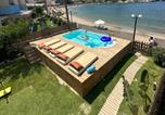 Location vacances Γαζι - Beach front apartment with swimming pool-2
