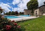 Location vacances  Haute-Loire - Gîte confortable avec piscine chauffée, pour 23 pers., idéal pour familles et amis - Fr-1-582-101-1